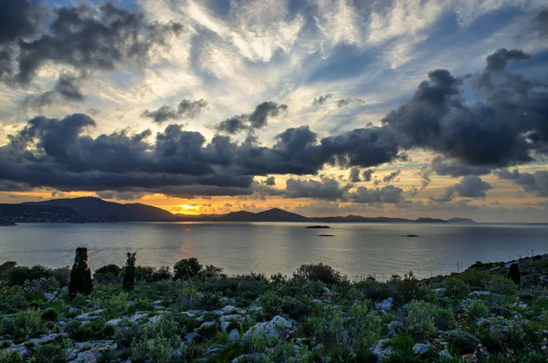 Sonnenaufgang über Bergen am Meer lizenzfreie Stockfotos