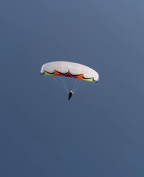 White paraglider on clear blue sky — Stock Photo, Image
