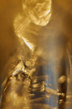 Buz saçağının içine bak Güneşe karşı