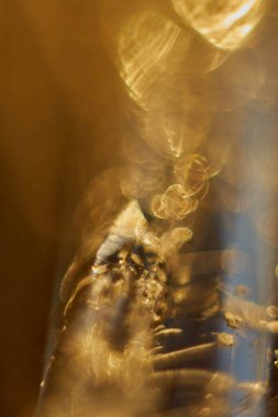 Buz saçağının içine bak Güneşe karşı