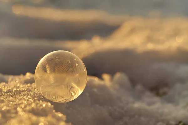 Pequeno congelado bolha closeup em um dia de inverno — Fotografia de Stock