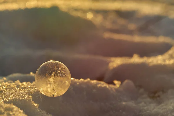 Pequena bolha congelada contra o pôr do sol — Fotografia de Stock