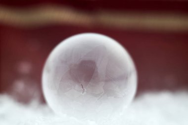 Öğleden Sonra Karlı Toprakta Donmuş Sabun Köpüğü