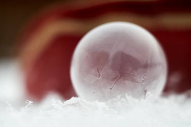 Bir Kış Günü Yerde Küçük Sabun Köpüğü