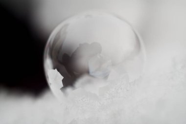 Karlı bir zeminde donmuş sabun köpüğü Kara toprağa karşı