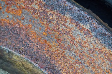 Araba kazasında hasar görmüş bir arabanın paslı tekerlek diski.