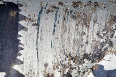 Bir araba kazasında ciddi şekilde yaralanmış bir arabanın kanadı.