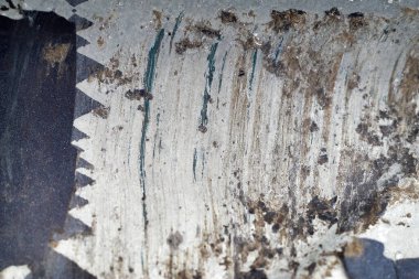 Bir araba kazasında ciddi şekilde yaralanmış bir arabanın kanadı.