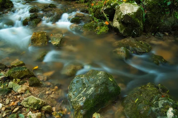 Corriente Agua Río Que Fluye Entre Las Rocas Foto Larga — Foto de Stock