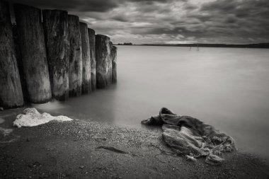 Sakin göl ve bulutlu gökyüzü