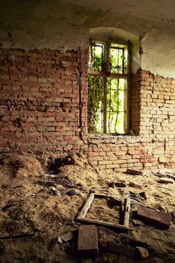 terk edilmiş eski bir ev