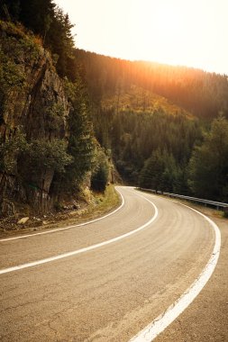 gün batımında dağ yolu