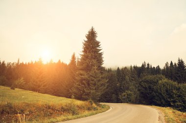 gün batımında dağ yolu