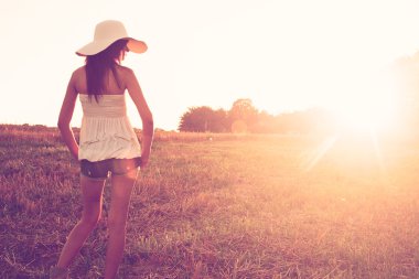 Kız şapka ile çayır üzerinde