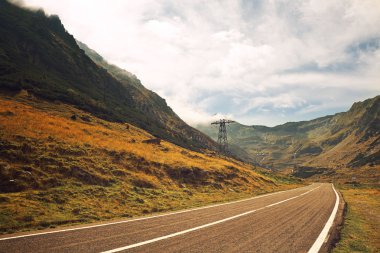 dağ yolundan ve bulutlu gökyüzü