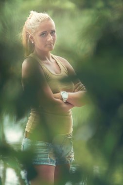 Yaprakları ile güzel kadın