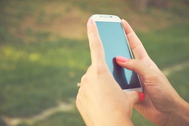 Cep telefonu ellerinde.