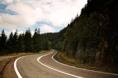 dağ yolundan ve bulutlu gökyüzü