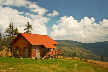dağlarda ahşap ev