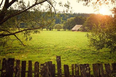 Alan ve bulutlu gökyüzü üzerinde Kabin