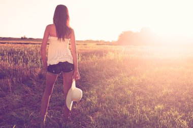 Kız şapka ile çayır üzerinde