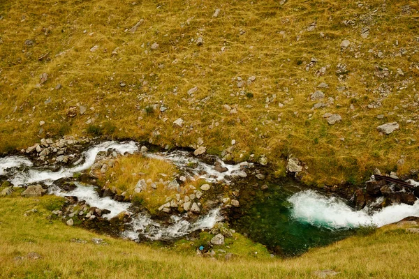 Landschap met bergen creek — Stockfoto