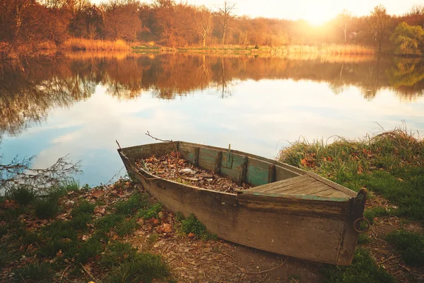 Oude houten boot — Stockfoto