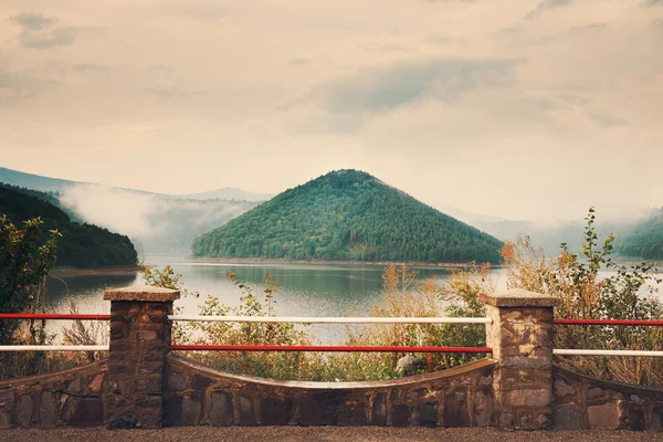 Lago de montaña al atardecer —  Fotos de Stock