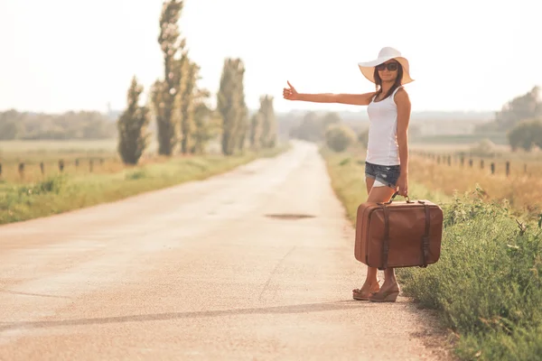 Fille voyageur avec valise — Photo