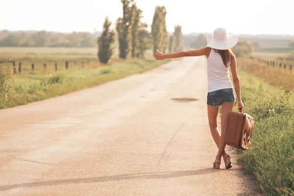Chica viajero con maleta — Foto de Stock