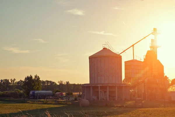 Fabriek op zonsondergang achtergrond — Stockfoto