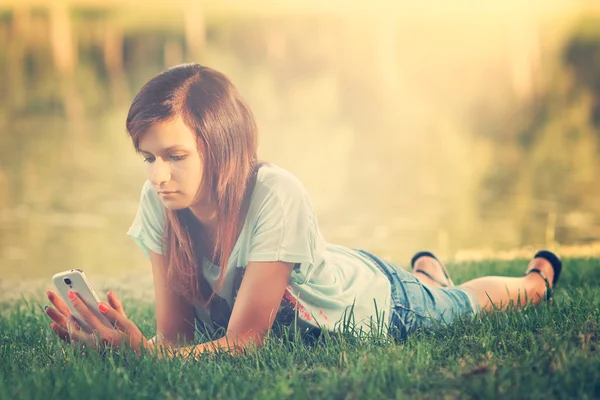 Vrouw praten op mobiele telefoon — Stockfoto