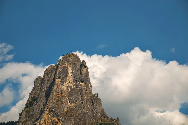 Bergtop op hemelachtergrond — Stockfoto