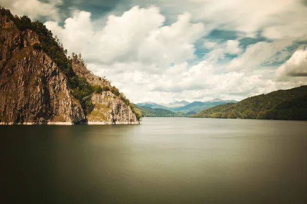 Mountain lake and cloudy sky — Stock Photo, Image