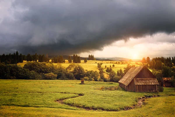 Casa in legno e nuvole di tempesta — Foto Stock