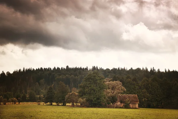 A mező és a felhős ég kabin — Stock Fotó