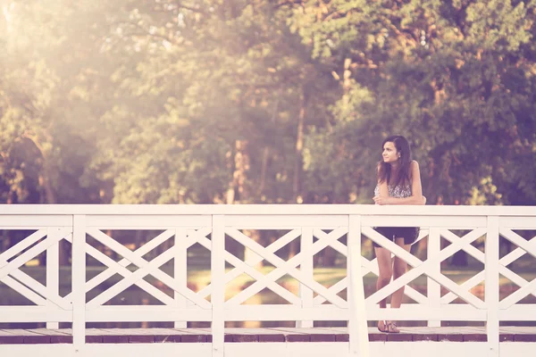 Mädchen auf weißer Brücke — Stockfoto
