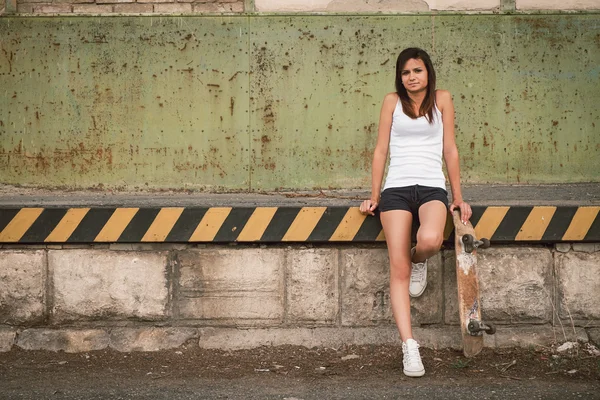 Schöne Skater-Mädchen — Stockfoto