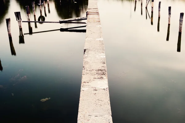 平静的湖面反映的天空 — 图库照片