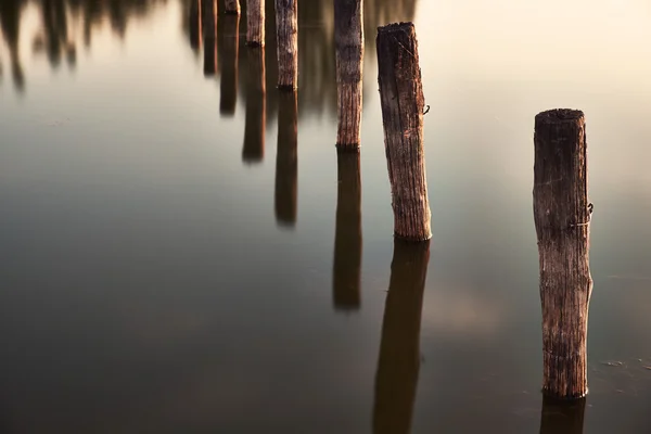 Bastoncini di legno in acqua — Foto Stock