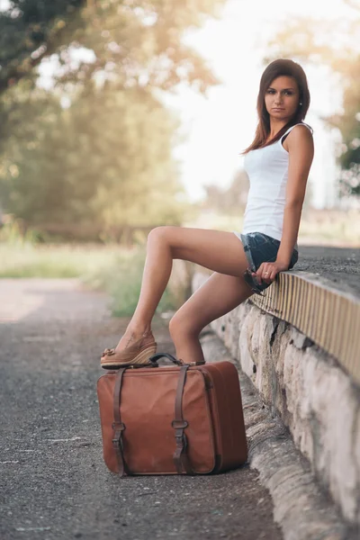 Fille voyageur avec valise — Photo