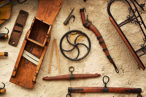 Oud gereedschap aan de muur — Stockfoto