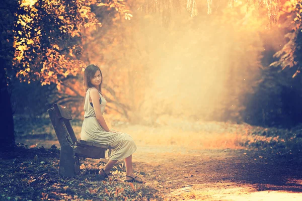 Woman sitting on a bench — Stock Photo, Image