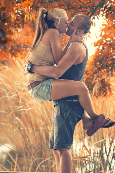 Paar im Herbstpark — Stockfoto