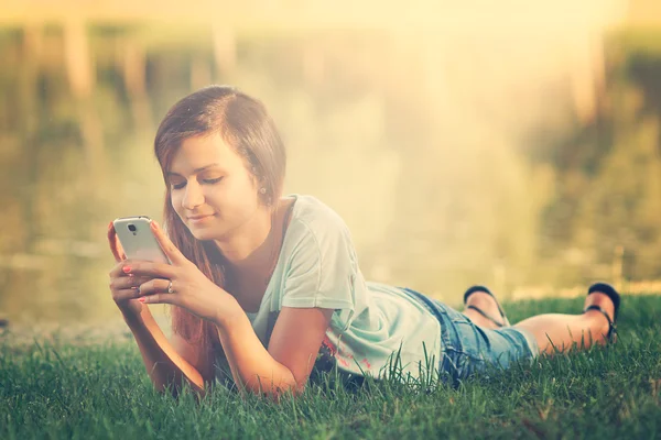 Vrouw praten op mobiele telefoon — Stockfoto