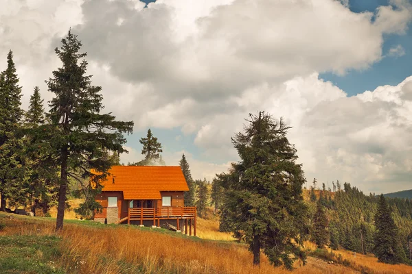 Dřevěný dům v horách — Stock fotografie