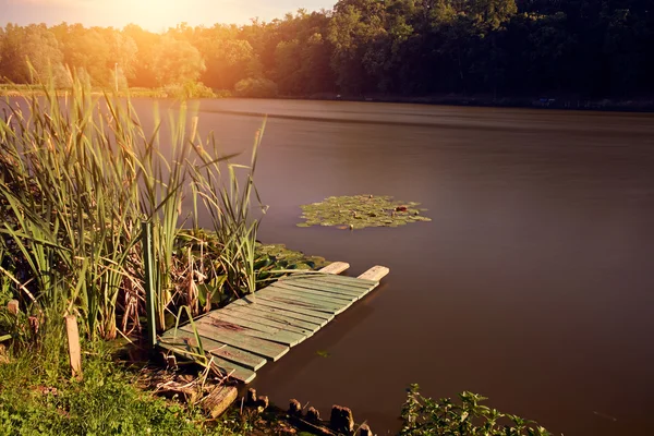 Дерев'яний пірс біля озера — стокове фото