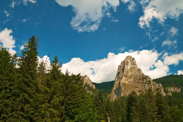 Berggipfel am Himmel — Stockfoto