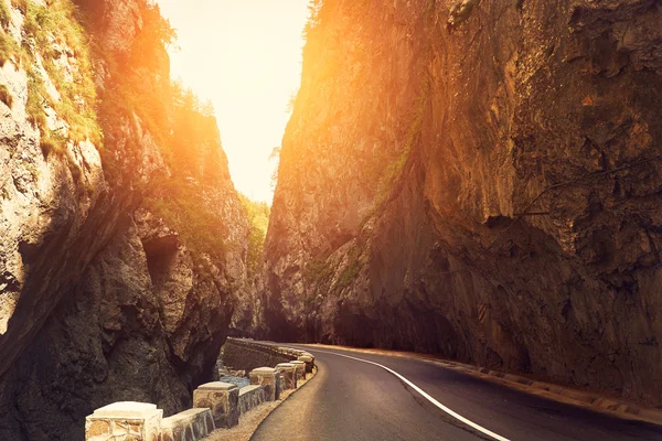 gün batımında dağ yolu