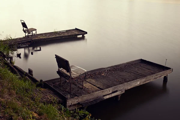 Pier yakınındaki göl üzerinde koltukları — Stok fotoğraf